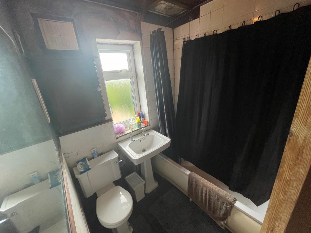 Lot: 92 - THREE-BEDROOM HOUSE FOR IMPROVEMENT - Bathroom with W.C.